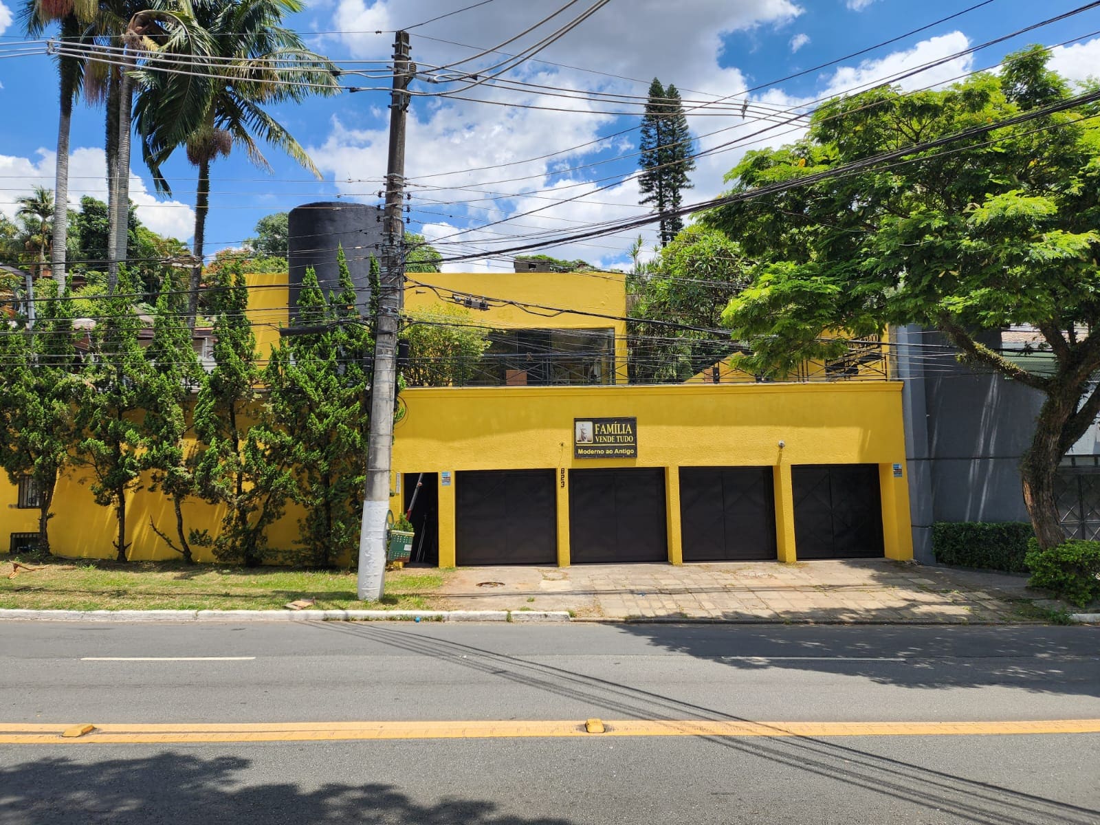 Fachada da loja Família Vende Tudo Moderno ao Antigo na Av. Giovanni Gronchi, Morumbi