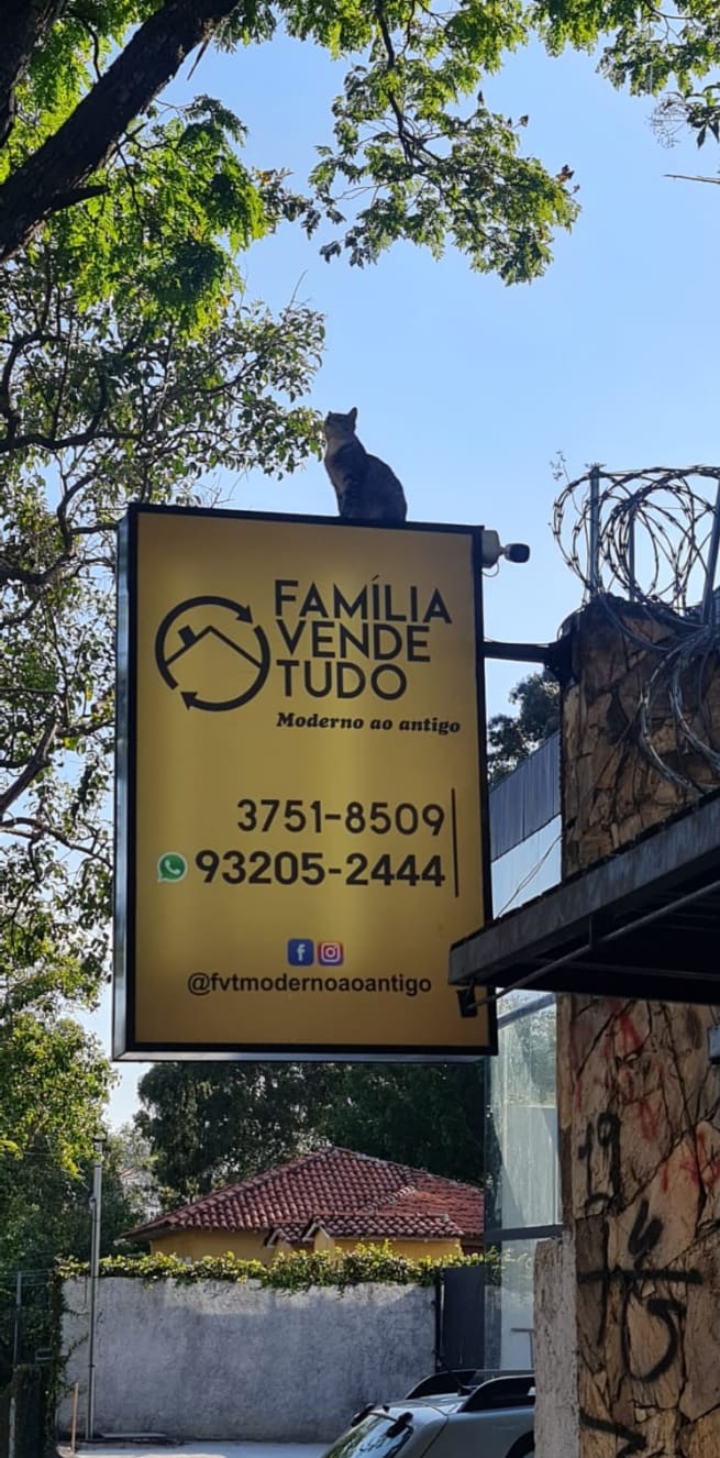 Aparador antigo de madeira nobre à venda na Família Vende Tudo